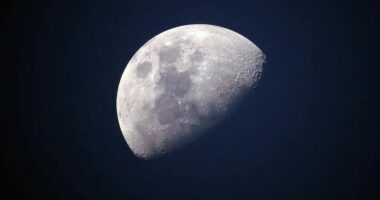 Hëna do të ketë zonën e saj kohore