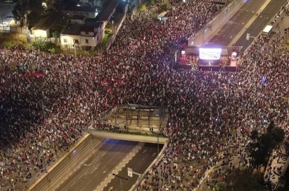 Protestat masive kundër Netanyahu/ Makina përplaset me turmën, 3 të plagosur