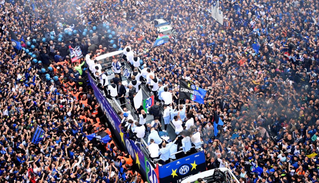 Raporti i festës së Scudettos në rrugët e Milanos, rreth 350 mijë tifozë zikaltër të pranishëm në këtë ngjarje