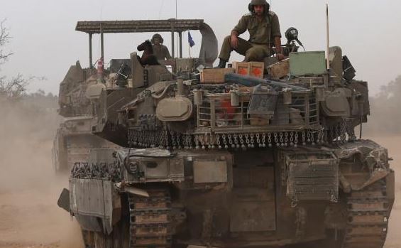Tanket rreshtohen në kufi, Izraeli përgatitet për ofensivën në Rafah