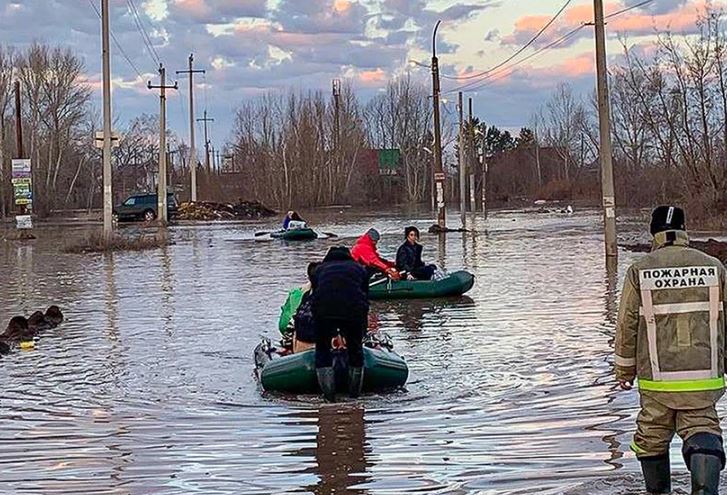Situatë kaotike në Rusi/ Rreth 8 mijë njërëz janë evakuuar nga Orenburg, 2,900 shtëpi të përmbytura