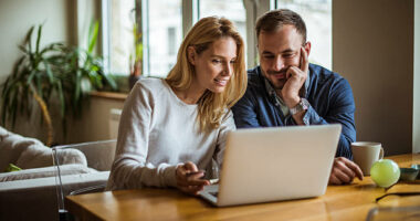 Studimi: Çiftet që janë takuar në internet kanë 6 herë më shumë gjasa të divorcohen