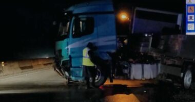 VIDEO/ Kamioni del nga rruga dhe përfundon në kanal, shkak shpejtësia e lartë dhe lagështira në rrugë