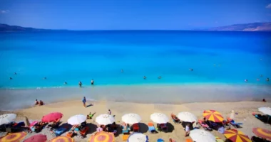 “The Sun”: Shqipëria, ‘Plazhi i Pasqyrave’ mahnit me ujërat e ndezura