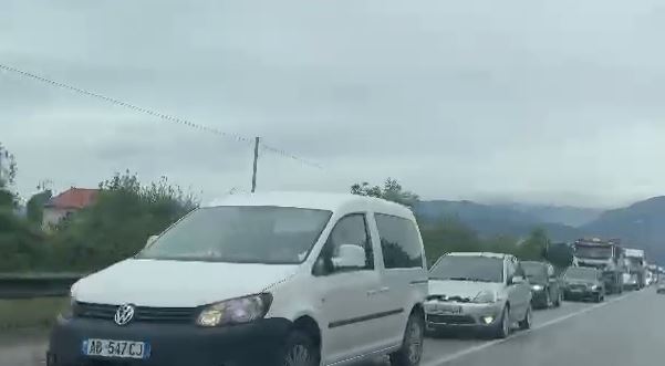 VIDEO/ Aksidenti masiv pranë Rinasit, rëndohet trafiku, vargu i automjeteve kilometrik