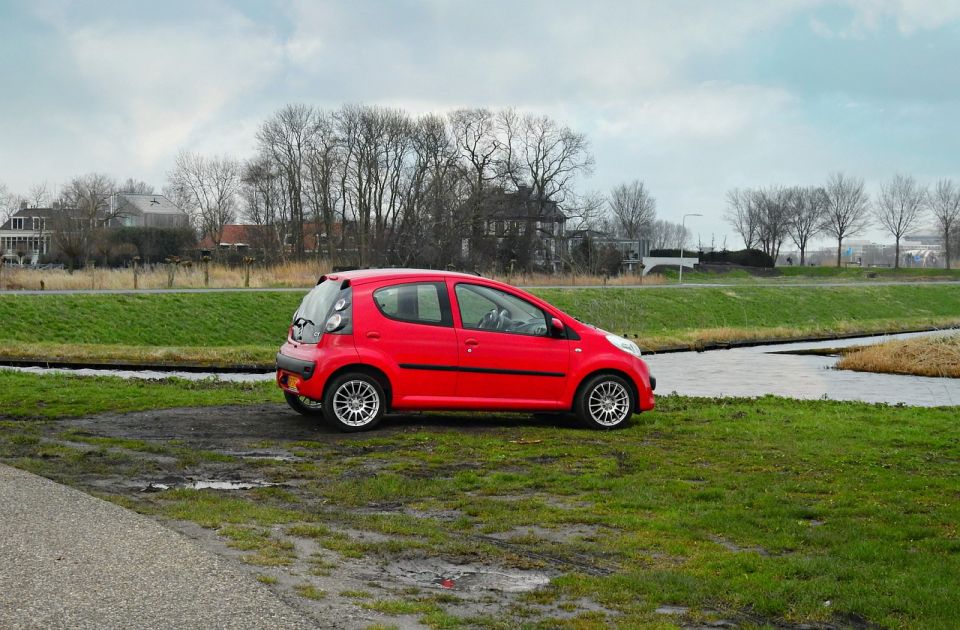 Suedezët marrin para kur raportojnë makina të parkuara ilegalisht