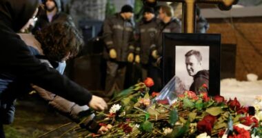 Kryesoi shërbimin përkujtimor për liderin opozitar Alexei Navalny, prifti rus pezullohet nga detyra