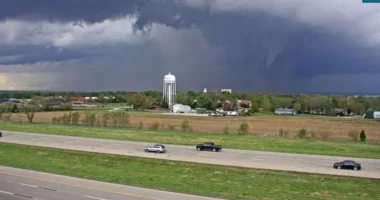 VIDEO/ Dhjetëra tornado goditën shtetet qendrore të SHBA, dëme të mëdha dhe disa të lënduar