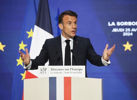 “Europa nuk mund të mbështetet më tek SHBA për sigurinë e saj”, Macron: Të prodhojmë vetë armatime