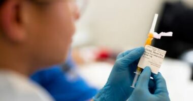 Shpresë për kurimin e kancerit/ Hyn në fazën e tretë të testimit vaksina e mRNA për melanomën