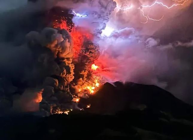 Shpërthen vullkani në Indonezi, më shumë se 11 mijë persona evakuohen