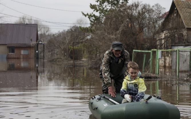 Skena kaotike në Rusi/ Mijëra largohen nga shtëpitë e tyre për shkak të përmbytjeve