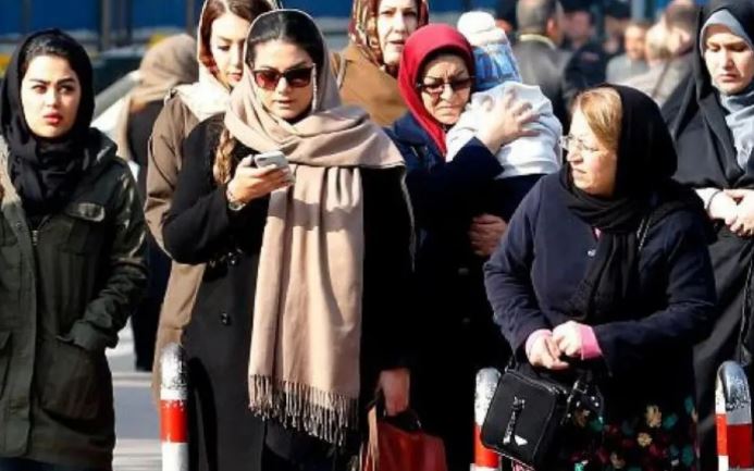 “Do të ketë zbatim më të ashpër”, policia iraniane nis fazën e re për hixhabin e detyrueshëm