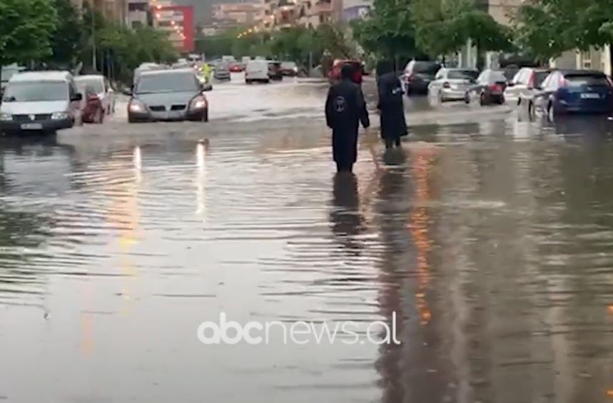 VIDEO/ Reshje të dendura shiu në Vlorë, probleme në disa akse kryesore për qarkullimin e automjeteve