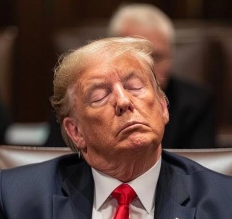 FOTO/ Trump e zë gjumi gjatë gjyqit penal në New York