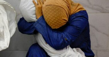 Imazhi i një gruaje palestineze që mban trupin e mbesës 5 vjeçare të vdekur shpallet “Fotografia e Vitit”