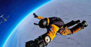 VIDEO/ Rusët thyejnë rekord, hidhen me parashutë nga stratosfera