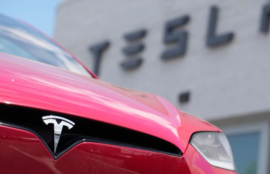 Tesla do të pushojë nga puna më shumë se 10% të stafit të saj