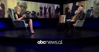 “Muzika erdhi tek unë 66 vite më parë”, rrëfehet Aleksandër Peçi: Nga bërthama e kajsisë e bëra si bilbil