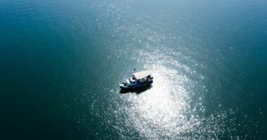 Pësoi defekt, bllokohet në det peshkarexha me tre anëtarë në bord, operacion shpëtimi gjatë natës në Sazan