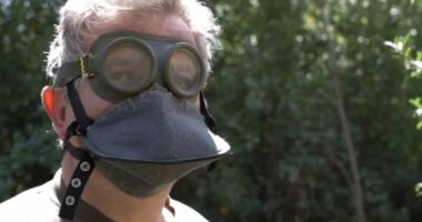 “Maska me gaz, stërvitje dhe ushqim për qentë”, grekët përgatiten për fundin e botës