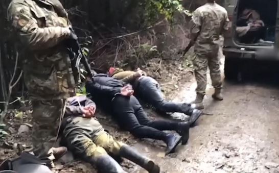 VIDEO/ Nuk duan të marrin pjesë në luftë, Ukraina ndalon me dhunë të rinjtë që tentojnë të largohen përmes kufirit