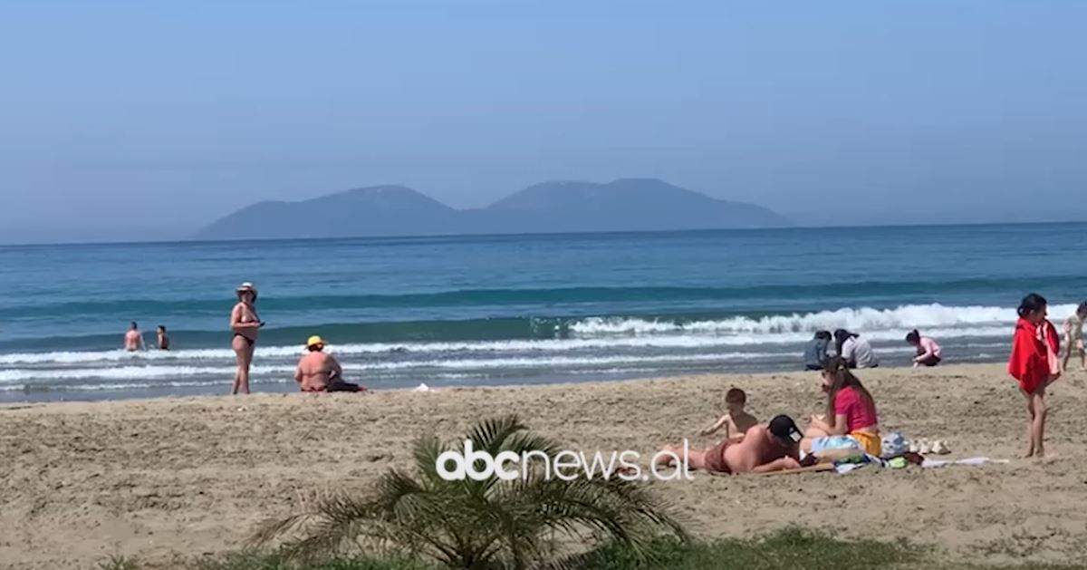 Rriten temperaturat në Vlorë/ Pushuesit zgjedhin të relaksohen në plazhe: Det, rërë dhe diell