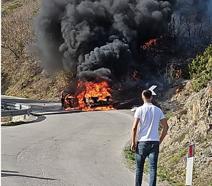 VIDEO/ Përfshihet nga flakët një mjet në afërsi të Korçës, pamje nga vendngjarja