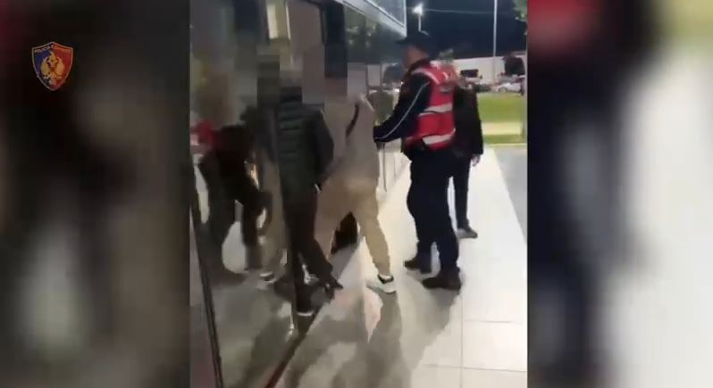 VIDEO/ Dy pako me çeqe të falsifikuara, arrestohen dy shtetasit italianë në Shkodër
