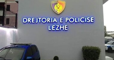 “Maskat” thyejnë xhamat e shkollës në Lezhë, vjedhin regjistra dhe kamera sigurie