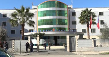 Tre makina përfshihen nga flakët gjatë natës në Durrës, policia nis hetimet