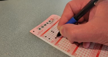 I teti më i madhi në historinë amerikane, burri fiton 1.3 miliardë dollarë në xhekpotin e Powerball