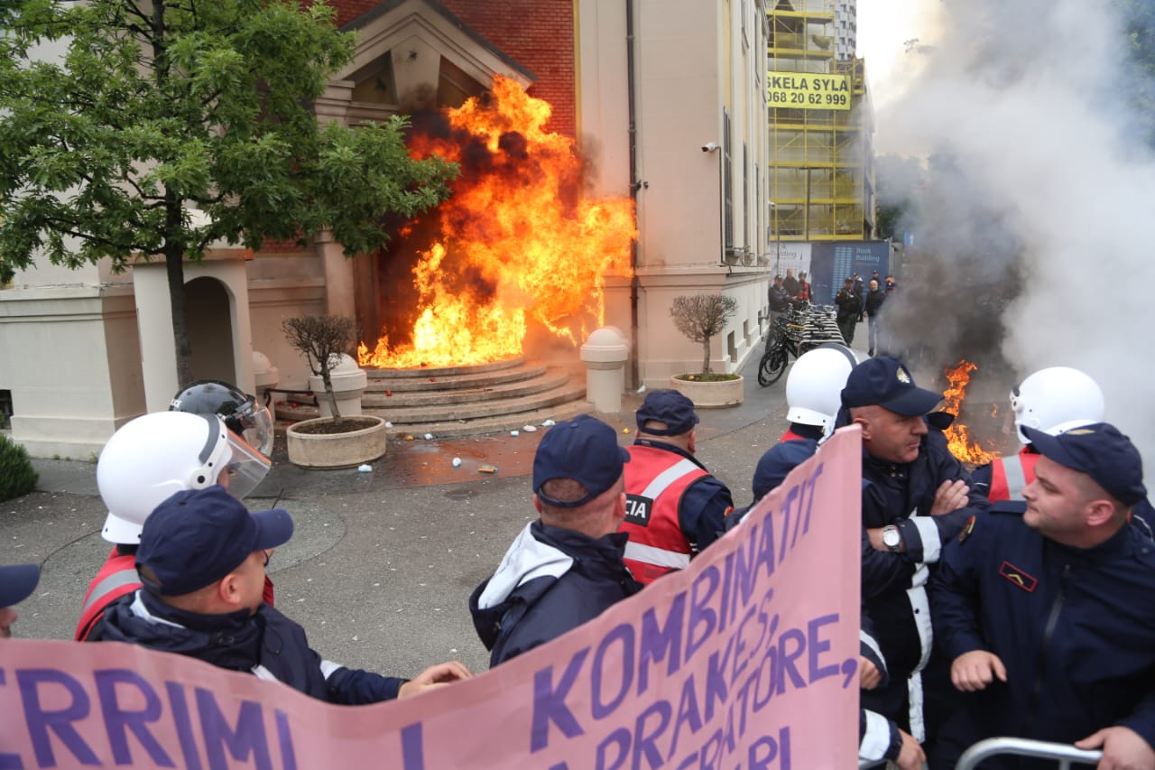 EMRI/ Protesta para Bashkisë Tiranë, ndalohet 53-vjeçari pasi dhunoi policinë