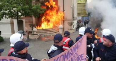 Protesta para bashkisë Tiranë, reagon ambasada britanike: Mosmarrëveshjet të zgjidhen pa dhunë