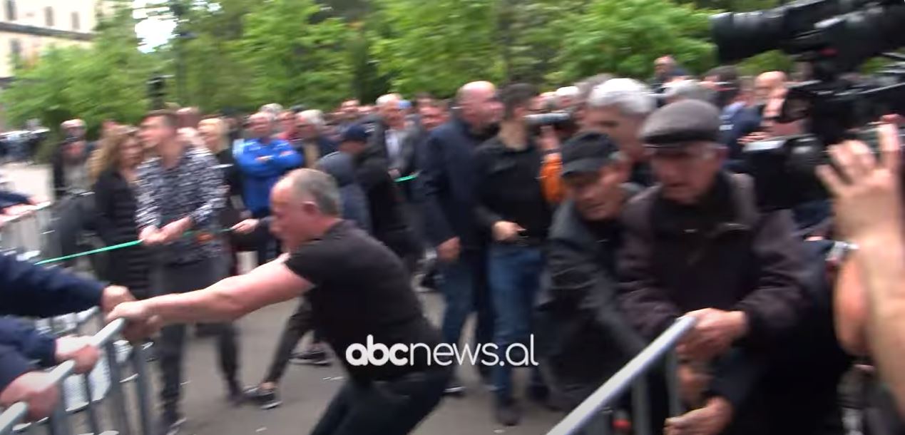 EMRI/ Hodhi molotov në protestën para bashkisë Tiranë, ndalohet 29-vjeçari