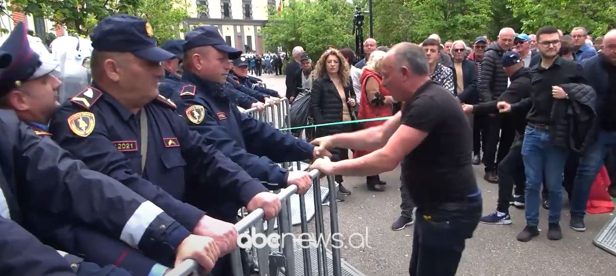 Berisha e Meta, molotov bashkisë/ Tiranë, zjarr e dhunë nga protestuesit e opozitës