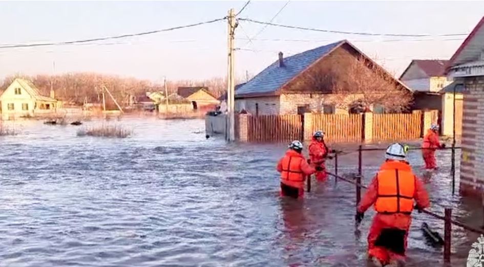 Tre të vdekur nga shembja e digës në Rusi, evakuohen mijëra banorë