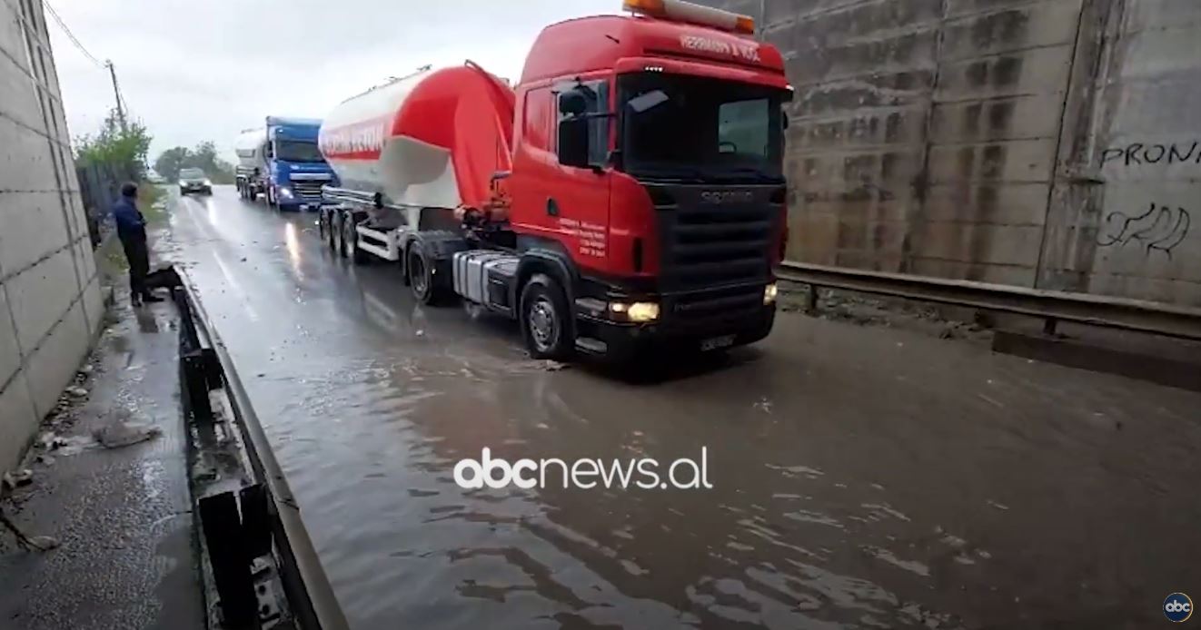 VIDEO/ Kruja dhe Kurbini përfshihen nga reshjet e dendura të shiut, bllokohet nënkalimi në Fushë Mamurras