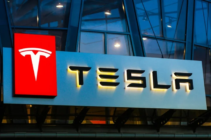 Bien shitjet, Tesla do të shkurtojë 10% të fuqisë punëtore