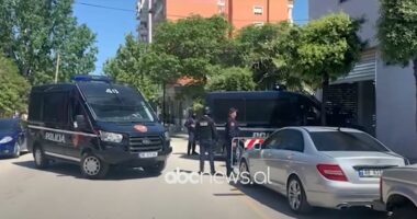 VIDEO/ Nën masa të forta sigurie, mbërrin në Gjykatën e Vlorës “buzëderri”, u arrestua pasi përfitoi amnistinë