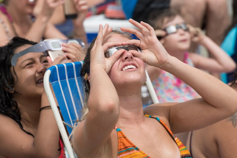 Studimi: Një e treta e amerikanëve nuk e dinë se eklipsi diellor mund të dëmtojë sytë