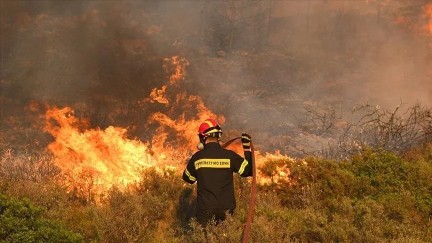 Greqi, zjarri vazhdon të djegë një masiv pyjor