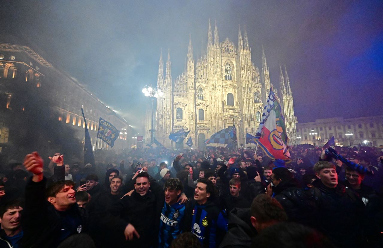 VIDEO/ Festa e titullit të Serie A, tifozët e Interit “pushtuan” Piazza Duomo