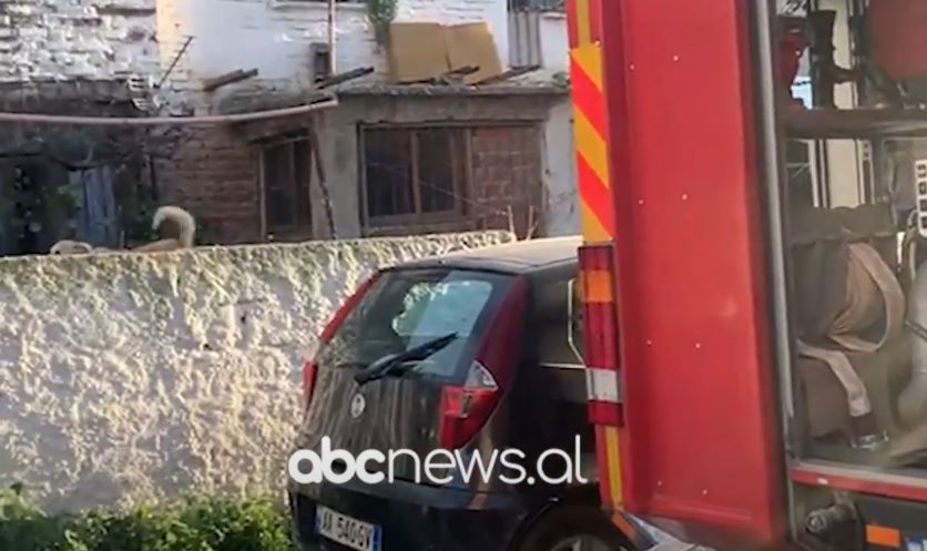 VIDEO/ Zjarr në një banesë në Vlorë, humb jetën i moshuari