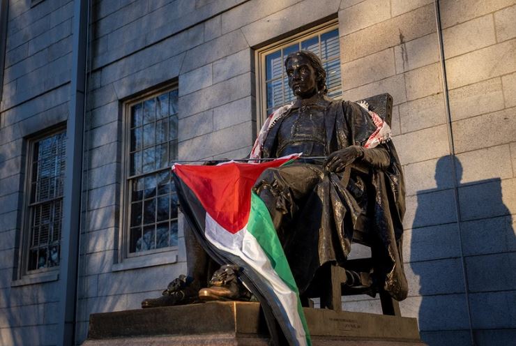 Protestat nuk ndalen/ Flamuri amerikan në universitetin e Harvardit zëvëndësohet nga ai palestinez