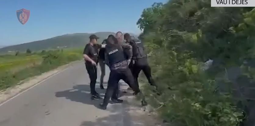 VIDEO/ Lëvizte i armatosur, arrestohet 36 vjeçari në Vaun e Dejës, momenti kur ndalohet nga policia