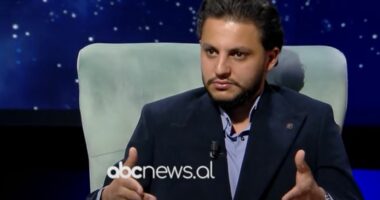 “Më ka rritur gjyshja që 1 vjeç, nëna emigroi për mbijetesë”, preket baritoni shqiptar: Babain e kam takuar në moshën 17-vjeçare