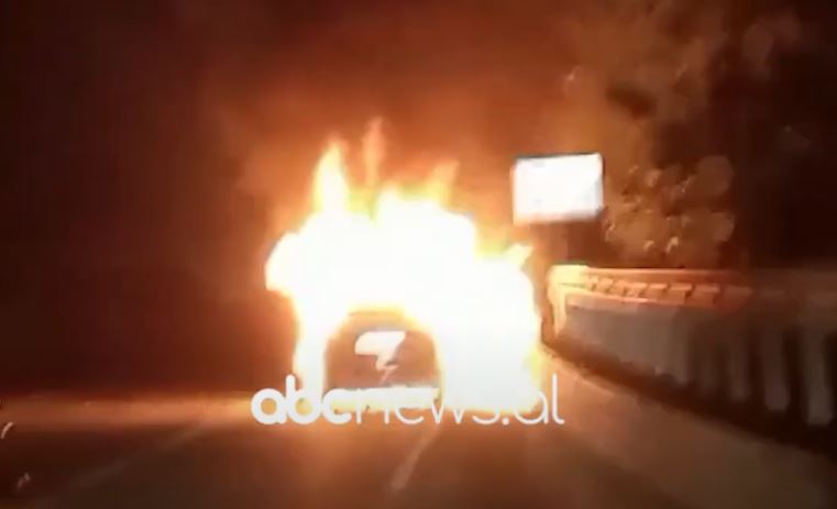 VIDEO/ Përfshihet nga flakët makina në autostradën Thumanë-Milot, shpëton mrekullisht drejtuesi