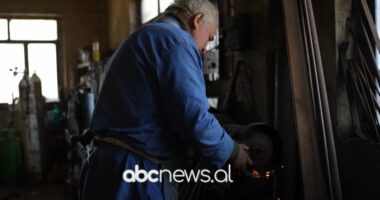 Mjeshtri i punimeve me bakër/ Laze: Punë e vështirë, të gjitha proceset kryhen me dorë