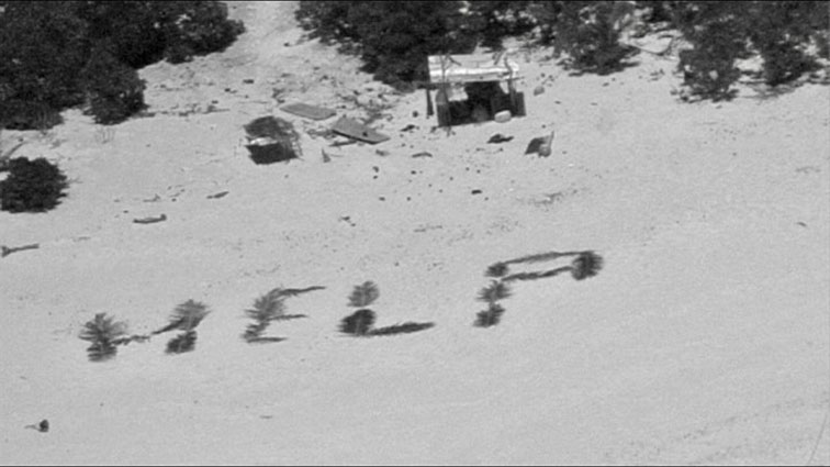 Tre marinarë të humbur në një ishull të Paqësorit shpëtuan veten duke shkruar “ndihmë” në rërë